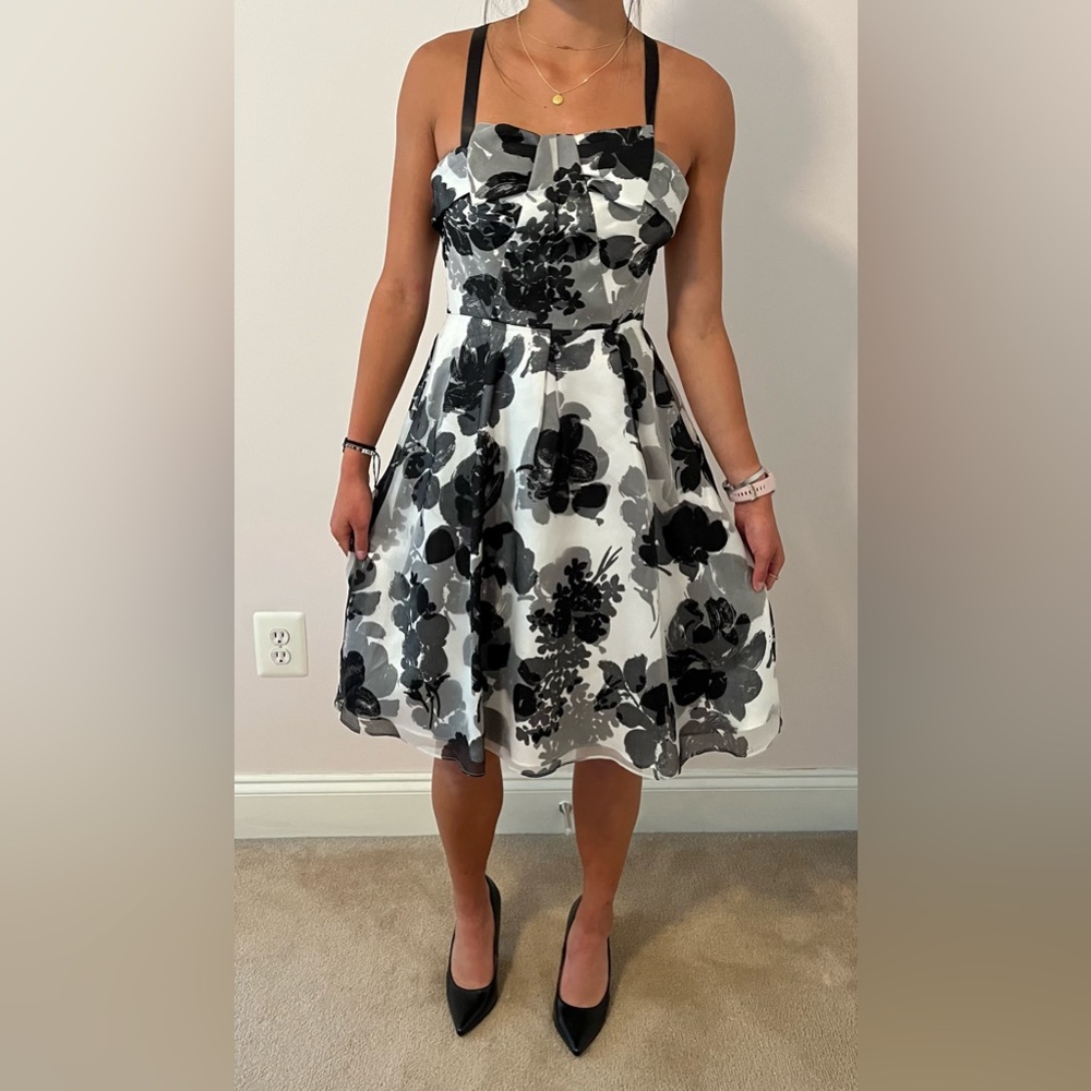 00 Black and White Floral White House Black Market Dress